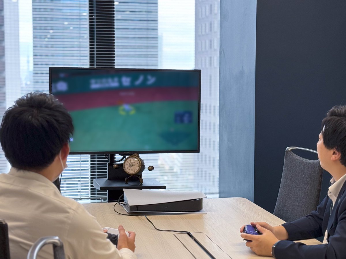 senon_official's tweet photo. ⚾️『プロ野球スピリッツ2024-2025』⚾️

前回のパワプロに続き、本日発売のプロスピのプレイ中の写真撮影をお願いしたところ、撮影そっちのけで楽しむ弊社社員

#プロスピ2024
#プロスピ
#eBASEBALL 
#守りの名手セノン https://t.co/UZERXqTSwh