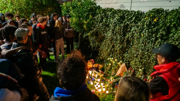 RodiMaassluis's tweet photo. Stille tocht in Maassluis ter nagedachtenis aan slachtoffer van een misdrijf #Maassluis #Dien -  https://t.co/AIRP1H6LNa https://t.co/eDq8NhEekL