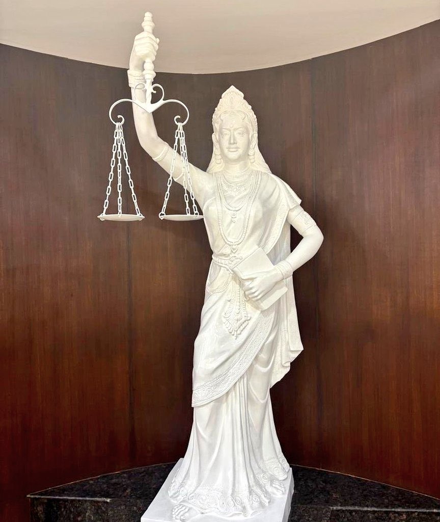 ShyamMeeraSingh's tweet photo. न्यायपालिका ने न्याय की देवी की आँखों से पट्टी हटा दी है। मगर जब तक न्यायपालिका में हर समाज का व्यक्ति जज नहीं होगा तब तक समावेशी न्याय नहीं होगा। इस देश में जाट, यादव, राजपूत, गुर्जर, कुर्मी, जाटव, पासी, मीणाओं की संख्या करोड़ों में है। मगर सुप्रीम कोर्ट में उनके जज नहीं हैं। https://t.co/JNTid4BOSz