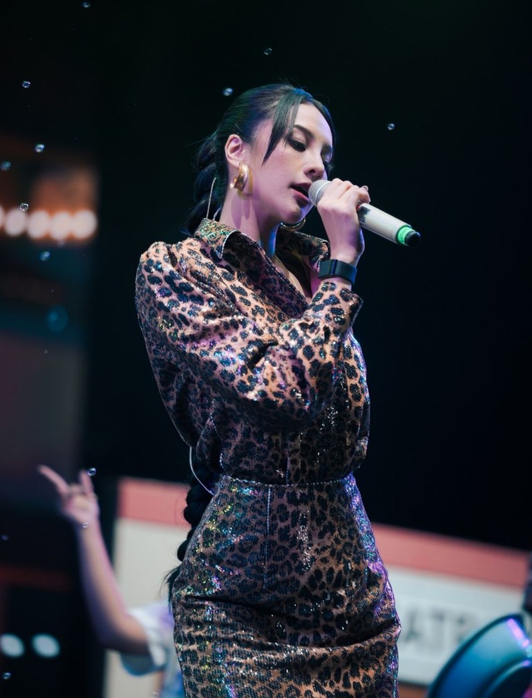 wolipop's tweet image. #FOTO Anya Geraldine dan BCL tampil stunning dengan dress leopard saat manggung! 🐆✨ 

Keduanya benar-benar memukau. Menurut Wolifriends gimana? 👀Komen di bawah ya!😉👇🏻

Foto: Instagram

&amp;gt;&amp;gt; dtk.id/N3Eja9

#wolipop #StyleBattle #AnyaVsBCL