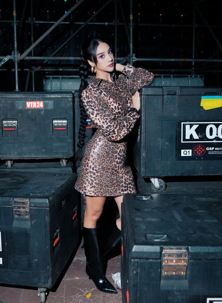 wolipop's tweet image. #FOTO Anya Geraldine dan BCL tampil stunning dengan dress leopard saat manggung! 🐆✨ 

Keduanya benar-benar memukau. Menurut Wolifriends gimana? 👀Komen di bawah ya!😉👇🏻

Foto: Instagram

&amp;gt;&amp;gt; dtk.id/N3Eja9

#wolipop #StyleBattle #AnyaVsBCL