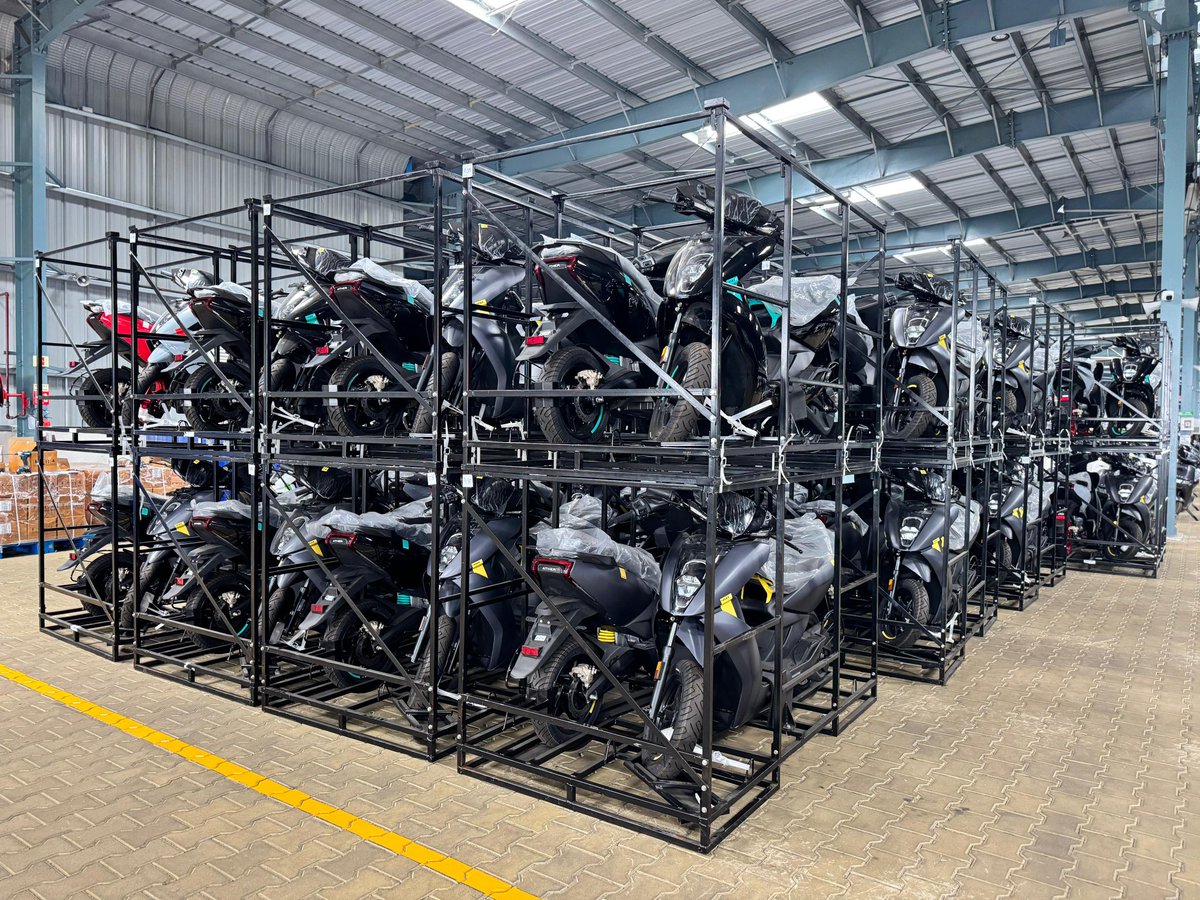 tarunsmehta's tweet photo. Ather’s second international market is set to go live by this festive!

First shipment of 450s have left for Sri Lanka 🇱🇰 from our warehouses in 🇮🇳
❤️ https://t.co/EyfYCHPuIf