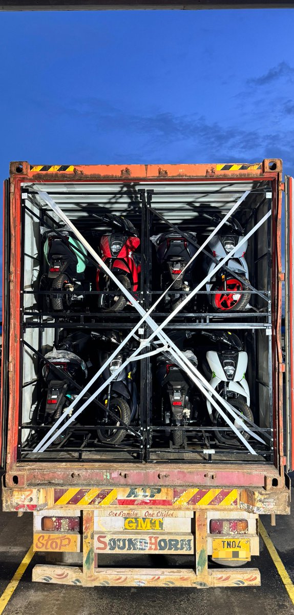 tarunsmehta's tweet photo. Ather’s second international market is set to go live by this festive!

First shipment of 450s have left for Sri Lanka 🇱🇰 from our warehouses in 🇮🇳
❤️ https://t.co/EyfYCHPuIf