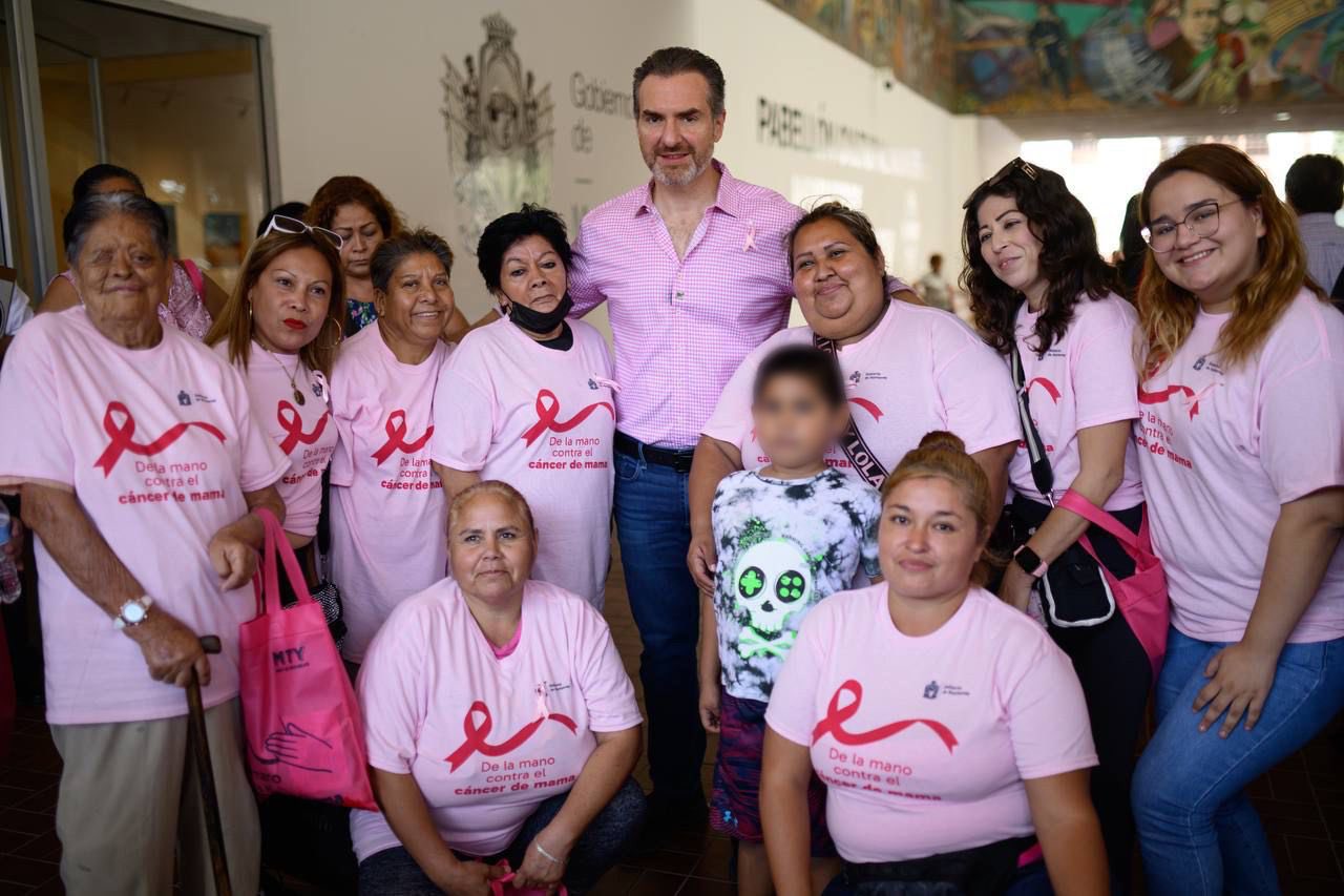 Adrián de la Garza se reúne con mujeres en el marco de la concientización sobre el cáncer de mama. 