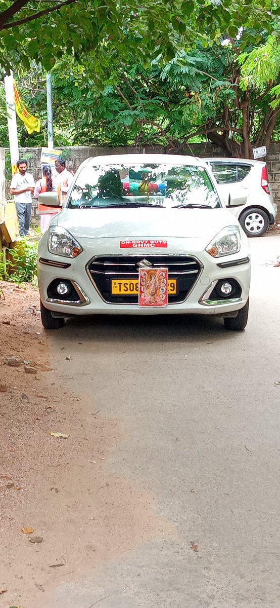 mahkar24's tweet photo. @GHMCOnline @HYDTP @ZC_LBNagar  being a responsible position holding officer official vehicle masking vehicle number. 
And still no challan on this vehicle. https://t.co/nnXLQyvPXs