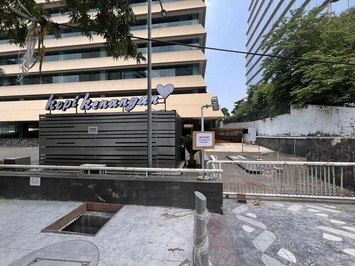 adriansyahyasin's tweet photo. Jakarta ini isinya segala weird design choice

Di Kuningan ada Kopi Kenangan yg lokasinya tepat di samping trotoar jalan. Pas sekali juga ada akses pagar

Tapi you know what, pagarnya ditutup dan kita diminta untuk muteeeeer 200-300 meter kali buat masuk dari ujung akses bangunan mereka buat ke Kopkennya

Terus expect orang bakal mau kesana gitu?