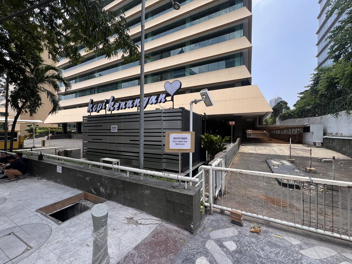 adriansyahyasin's tweet photo. Jakarta ini isinya segala weird design choice

Di Kuningan ada Kopi Kenangan yg lokasinya tepat di samping trotoar jalan. Pas sekali juga ada akses pagar

Tapi you know what, pagarnya ditutup dan kita diminta untuk muteeeeer 200-300 meter kali buat masuk dari ujung akses bangunan mereka buat ke Kopkennya

Terus expect orang bakal mau kesana gitu?