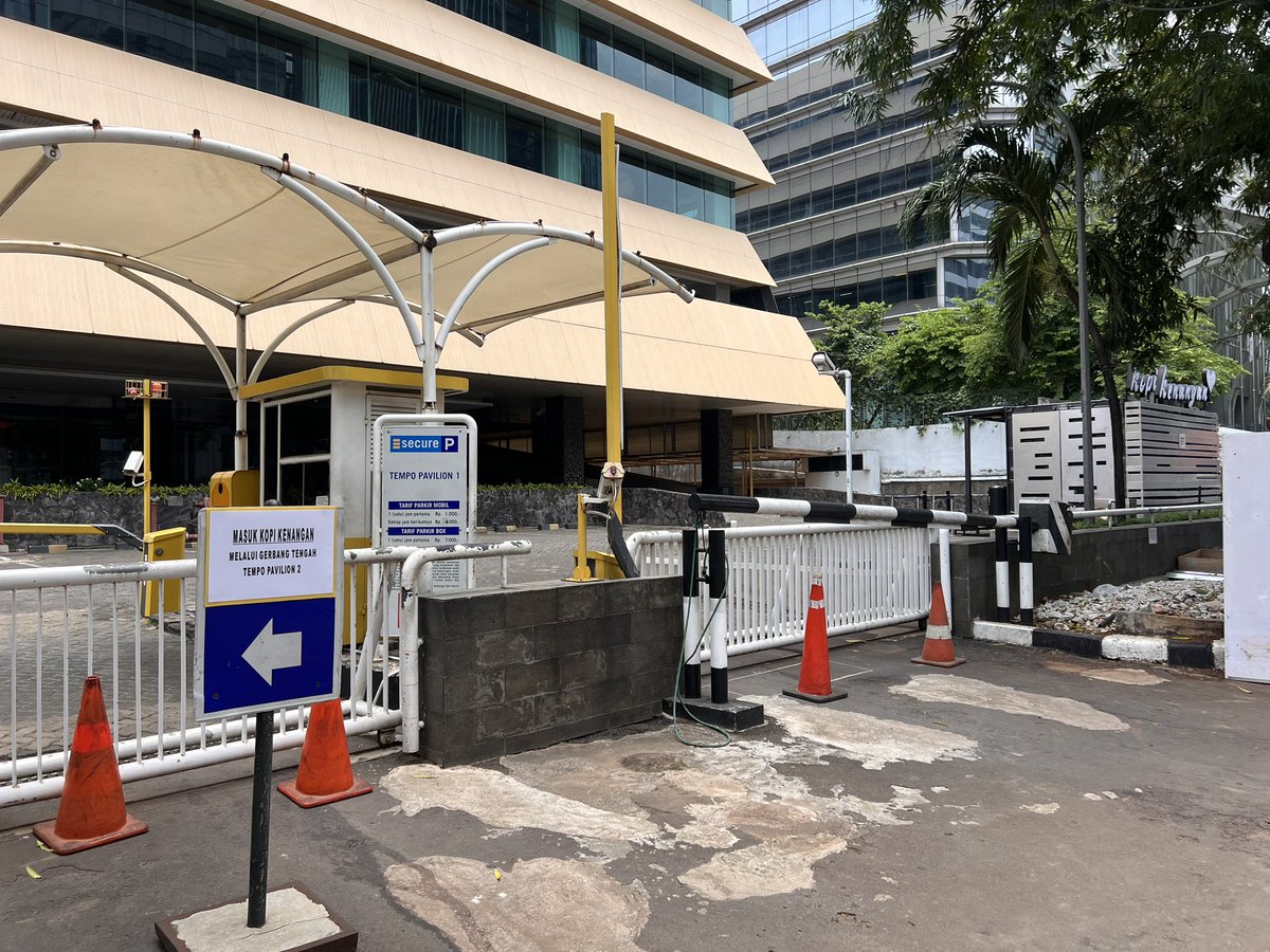 adriansyahyasin's tweet photo. Jakarta ini isinya segala weird design choice

Di Kuningan ada Kopi Kenangan yg lokasinya tepat di samping trotoar jalan. Pas sekali juga ada akses pagar

Tapi you know what, pagarnya ditutup dan kita diminta untuk muteeeeer 200-300 meter kali buat masuk dari ujung akses bangunan mereka buat ke Kopkennya

Terus expect orang bakal mau kesana gitu?