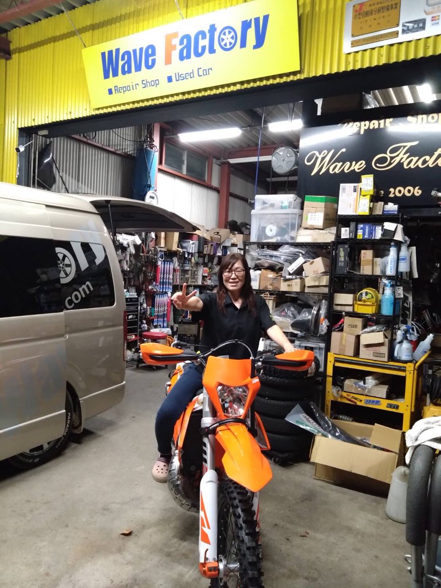 0630_mika's tweet image. 去年のjon it祭りで納車して丁度1年✨️
GAIAで初乗り。
田中太一先生のスクールで迷惑かけ、
ウッズで木に激突してフロントパネルボキッて凹んでたのが懐かしい☺️
今や結構ハードに乗り散らかし、傷だらけや😅💦
今年の祭りも楽しむぞ💪

#KTM150EXC
#jonitマツリ
#WaveFactory