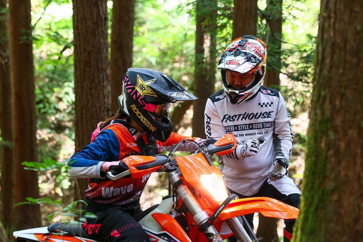 0630_mika's tweet image. 去年のjon it祭りで納車して丁度1年✨️
GAIAで初乗り。
田中太一先生のスクールで迷惑かけ、
ウッズで木に激突してフロントパネルボキッて凹んでたのが懐かしい☺️
今や結構ハードに乗り散らかし、傷だらけや😅💦
今年の祭りも楽しむぞ💪

#KTM150EXC
#jonitマツリ
#WaveFactory