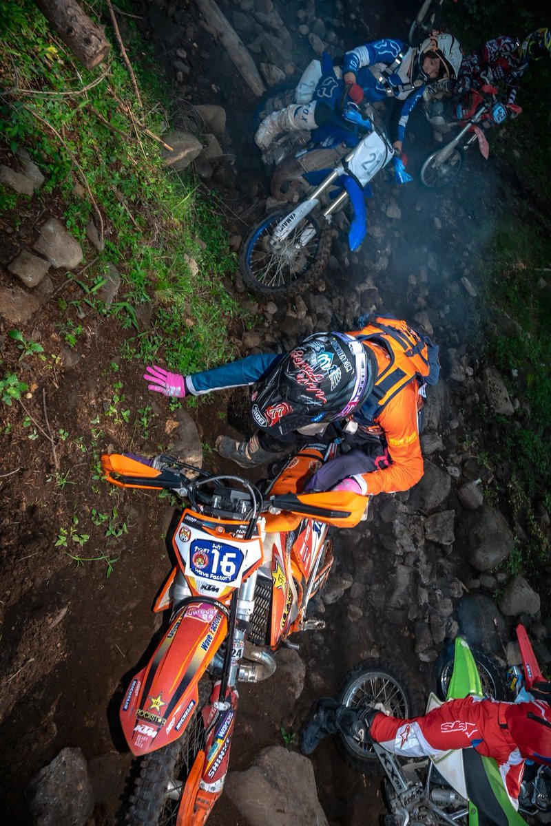 0630_mika's tweet image. 去年のjon it祭りで納車して丁度1年✨️
GAIAで初乗り。
田中太一先生のスクールで迷惑かけ、
ウッズで木に激突してフロントパネルボキッて凹んでたのが懐かしい☺️
今や結構ハードに乗り散らかし、傷だらけや😅💦
今年の祭りも楽しむぞ💪

#KTM150EXC
#jonitマツリ
#WaveFactory