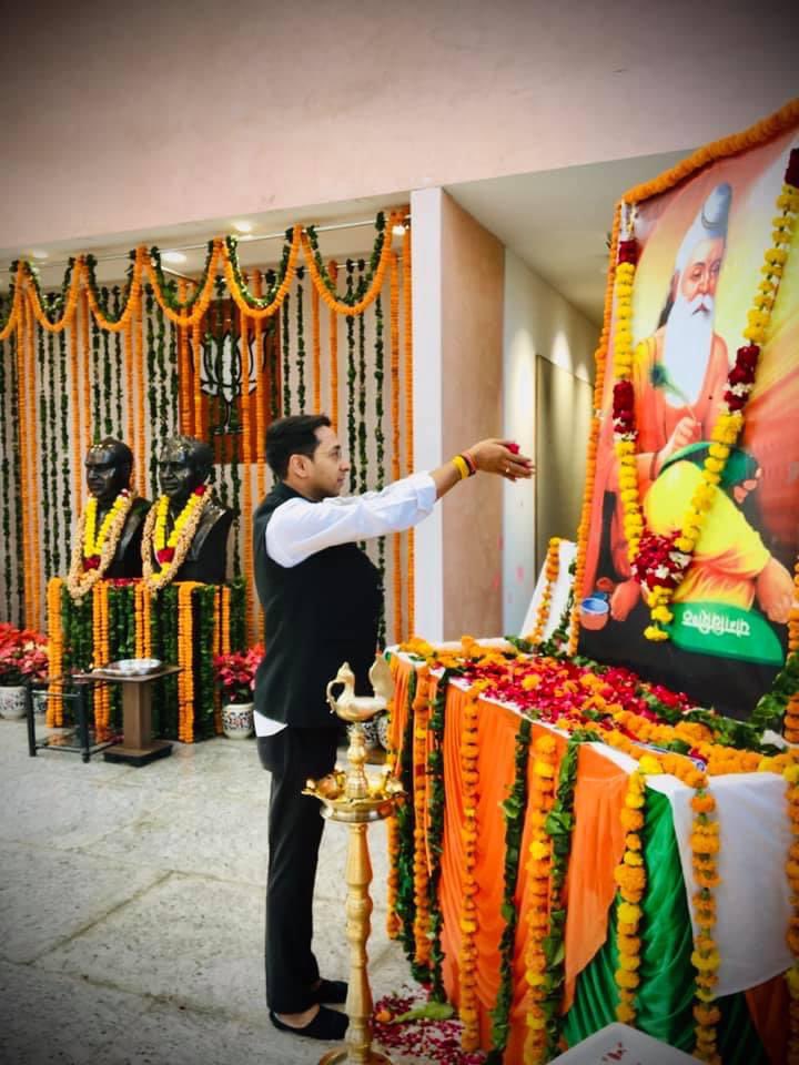 मर्यादा पुरुषोत्तम प्रभु श्रीराम के आदर्शों एवं जीवन चरित्र को मानव समुदाय से साक्षात्कार करवाने वाले 'आदिकवि' महर्षि वाल्मीकि जी की जयंती पर उन्हें कोटि-कोटि नमन।

उनके द्वारा रचित महाग्रंथ "रामायण" सदैव धर्म एवं सत्य के स्थापना की मार्ग को प्रशस्त करता रहेगा।