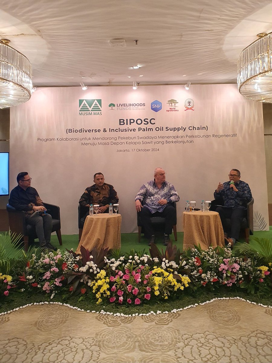 SNVIndonesia's tweet image. During media briefing, we shared that through #collaboration , shared committment and benefit with private sector and farmer association, we are able to expand our #impact in implementing #regenerativeagriculture in palm oil to over 1.000 farmers in Labuhanbatu District