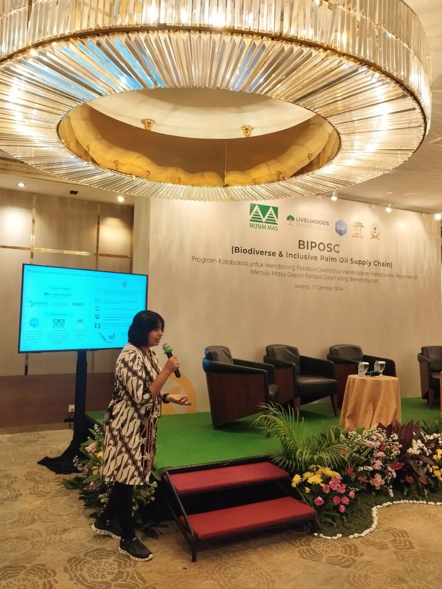 SNVIndonesia's tweet image. During media briefing, we shared that through #collaboration , shared committment and benefit with private sector and farmer association, we are able to expand our #impact in implementing #regenerativeagriculture in palm oil to over 1.000 farmers in Labuhanbatu District