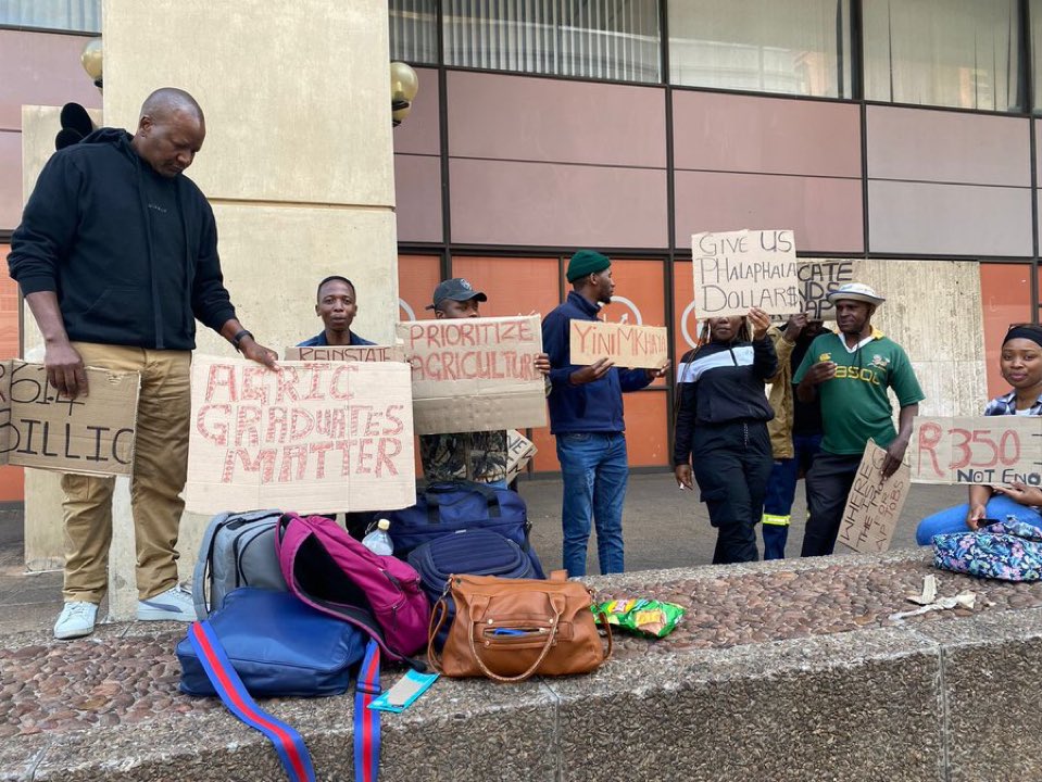 AssistantPracti's tweet photo. It's time to prioritize the future of our agriculture. @DOAgov_ZA, the reinstatement of Assistant Agricultural Practitioners can no longer be delayed. @Treasury_RSA, where is the funding? #UnemployedAgricPractitioners https://t.co/2Vd2sRiBmP
