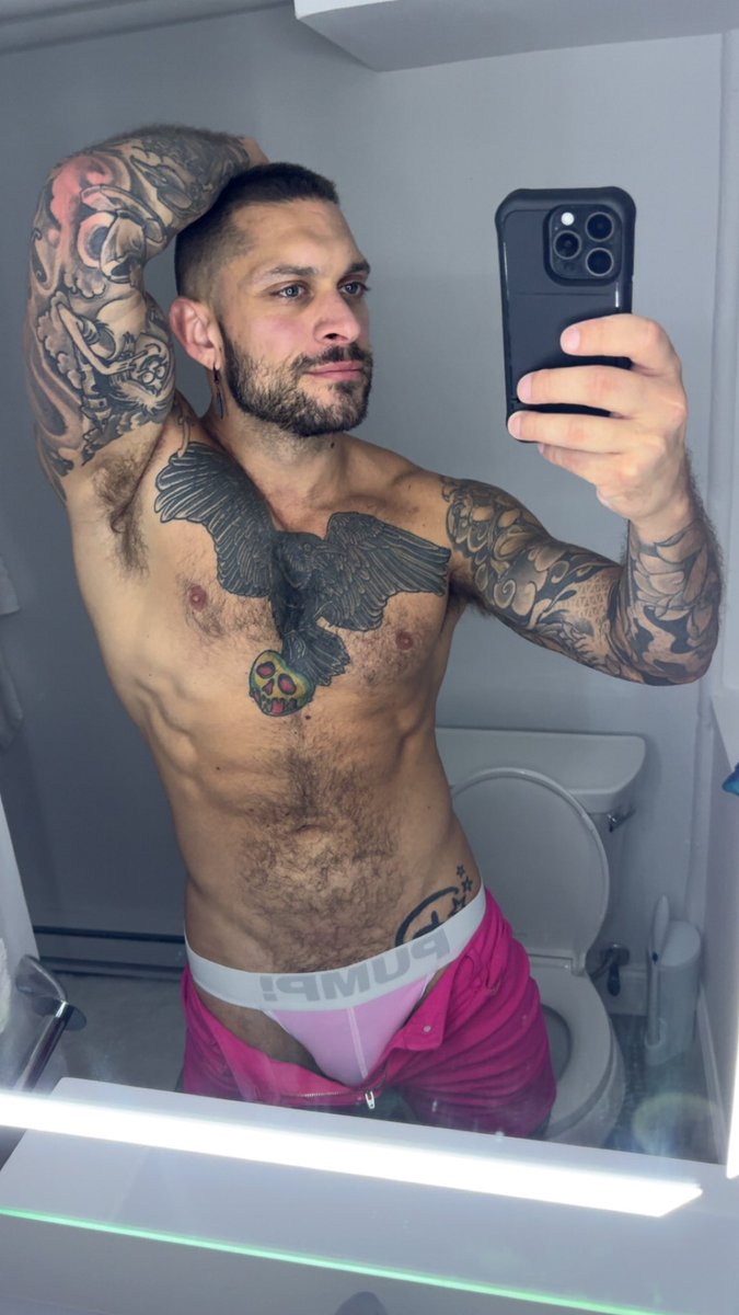 HunterStylesX's tweet photo. Hey boys https://t.co/y6K0VyfJdu