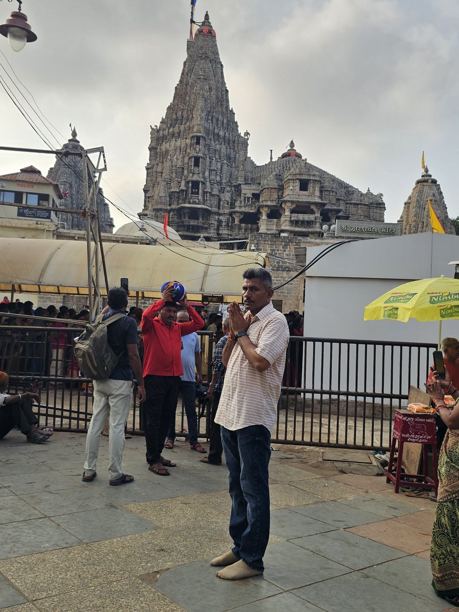 આજ રોજ દ્વારકા ખાતે શરદ પૂર્ણિમા ના પવિત્ર દિવસે રાજા ધિરાજ શ્રી દ્વારકાધીશ ભગવાન ના દર્સન કર્યા અને આશીર્વાદ મેળવ્યા અને આપણા ગામ અને વિસ્તાર માં ખુબજ સુખઃઅને શાંતિ આપે એવી પ્રભુ આગળ પ્રાર્થના કરી જય શ્રી દ્વારકાધીશ 🙏🙏