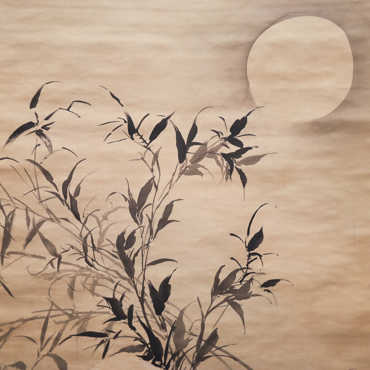 月が浮かぶ夜空の下に描かれた、3匹の猫。 体の毛やしっぽの色、模様の