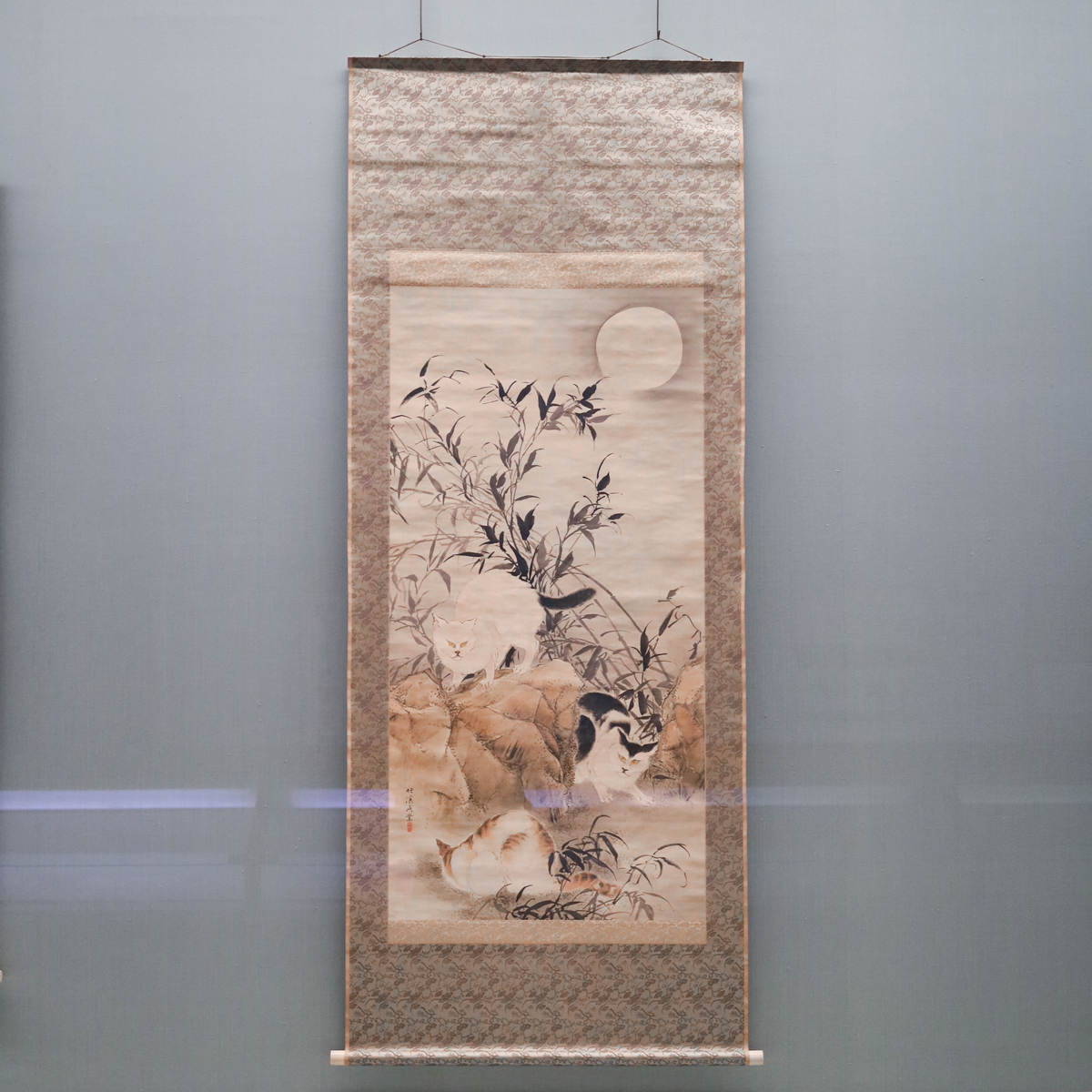 月が浮かぶ夜空の下に描かれた、3匹の猫。
体の毛やしっぽの色、模様の付き方がそれぞれ異なり、細やかな描写がみてとれます。

月下遊猫図(げっかゆうびょうず)
中林竹溪筆　江戸時代・19世紀
*本館8室、11/10(日)まで

tnm.jp/modules/r_exhi…