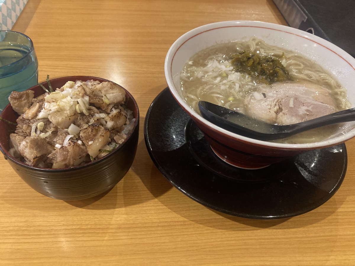 kokorowarmer's tweet photo. 子安

らーめん橋本食堂

平日ランチセット
塩豚骨らーめん
&amp;
ミニチャーシュー丼

※らーめんは大盛りに変更

お昼過ぎにホームへ直撃
ランチセット食べた事あまり無いなって
ランチセット頼んでみました
チャーシューが美味しいからチャーシュー丼◎
塩豚骨も麺の風味もスープも◎
ご馳走様でした🙇‍♂️ https://t.co/vPoT4ysDp8