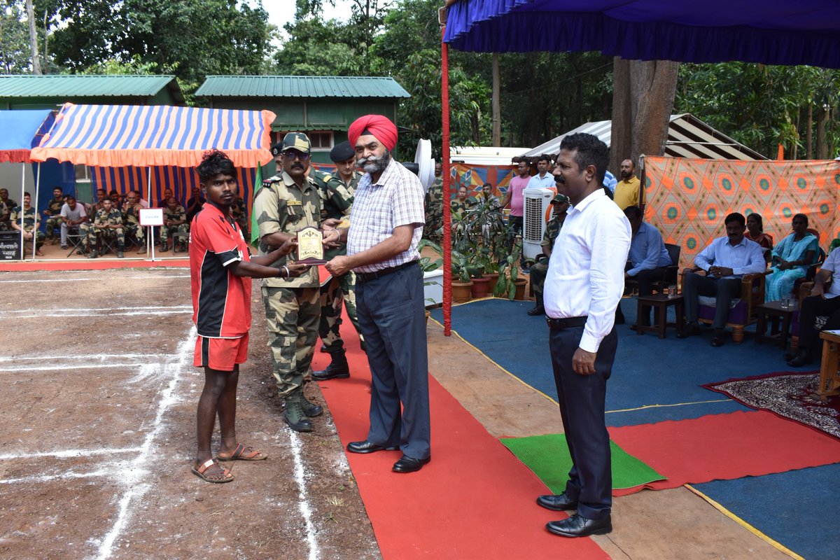 BSFChhattisgarh's tweet image. On 16.10.24, the final of the Inter Bn Sector-Level Kho Kho Competition 2024, featuring 50% civilian players, was organized by 11 Bn #BSF at THQ Dandakvan, #Chhattisgarh. Sh. Harinder Pal Singh Sohi, DIG SHQ Raipur, honoured the winners. 

#UnityThroughSports 
#BSFWithTribals