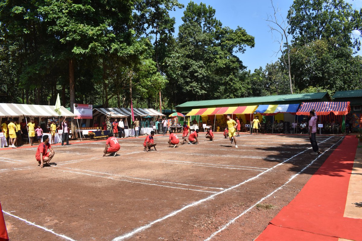 BSFChhattisgarh's tweet image. On 16.10.24, the final of the Inter Bn Sector-Level Kho Kho Competition 2024, featuring 50% civilian players, was organized by 11 Bn #BSF at THQ Dandakvan, #Chhattisgarh. Sh. Harinder Pal Singh Sohi, DIG SHQ Raipur, honoured the winners. 

#UnityThroughSports 
#BSFWithTribals