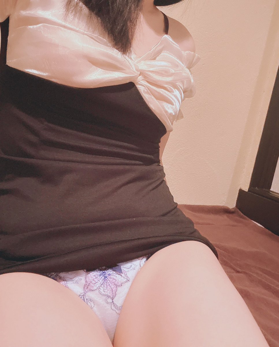 超久々に出勤中✨

新しいドレスなんだけどわりと高身長な方なので丈短いんだよなw

こういう時普通にLサイズ着るべきなのかいつも迷う🤔