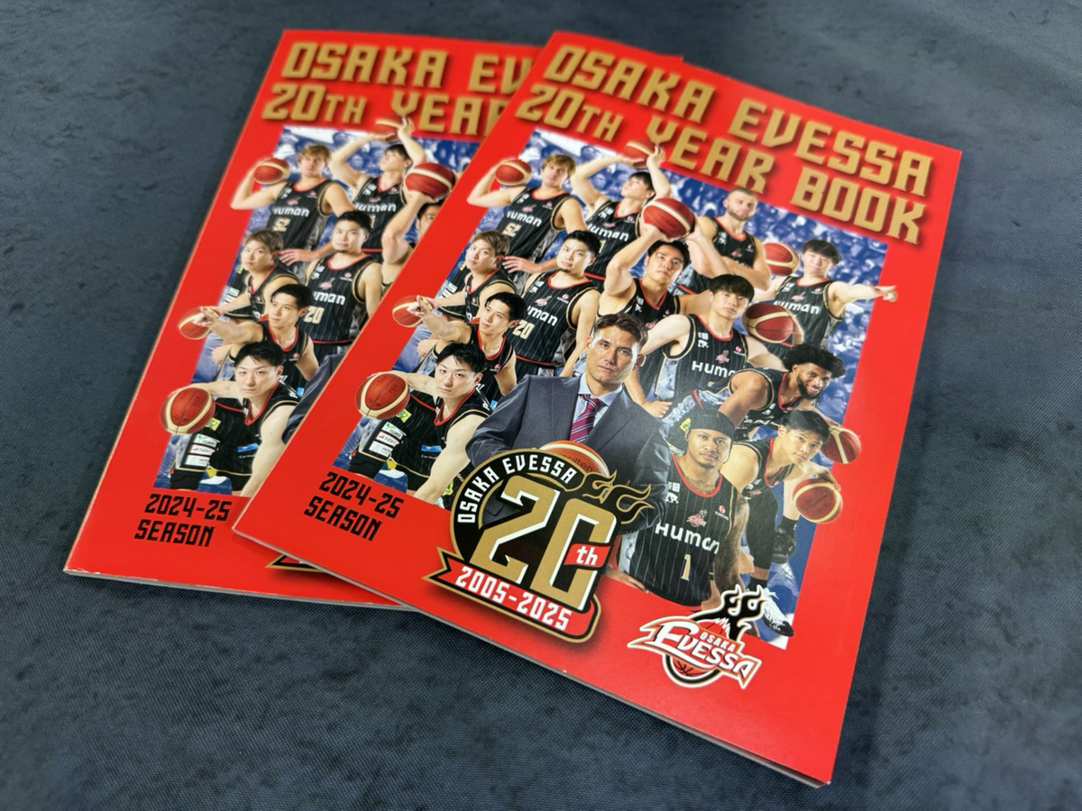 osakaevessa's tweet photo. 20周年記念BOOK 増版決定!!

ホーム開幕節でご来場の皆さまにお渡しした「20周年記念BOOK」がご好評につき、増版が決定しました!!👏 
10/15以降、オンラインショップで商品をご購入いただいた方へ、発送する商品に同封してプレゼントします📚

#大阪エヴェッサ のグッズに、節目の年を彩る記念BOOKがついてくるお得なチャンス🉐数に限りがございますので、お早めにお買い求めください🛍

▼オンラインショップはこちら
https://t.co/siLr4gFKlT