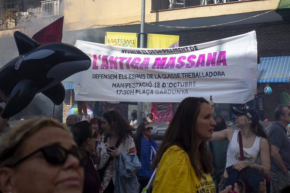 #OKUPACIÓ | L'Antiga Massana es fa forta davant l'amenaça de l'Ajuntament: en desafia el projecte urbanístic i el relat "difamador" directa.cat/lantiga-massan… 
✍️<a href="/JuliaMas10/">Júlia Mas</a> 
📷<a href="/_ittos_/">Victor Serri</a>