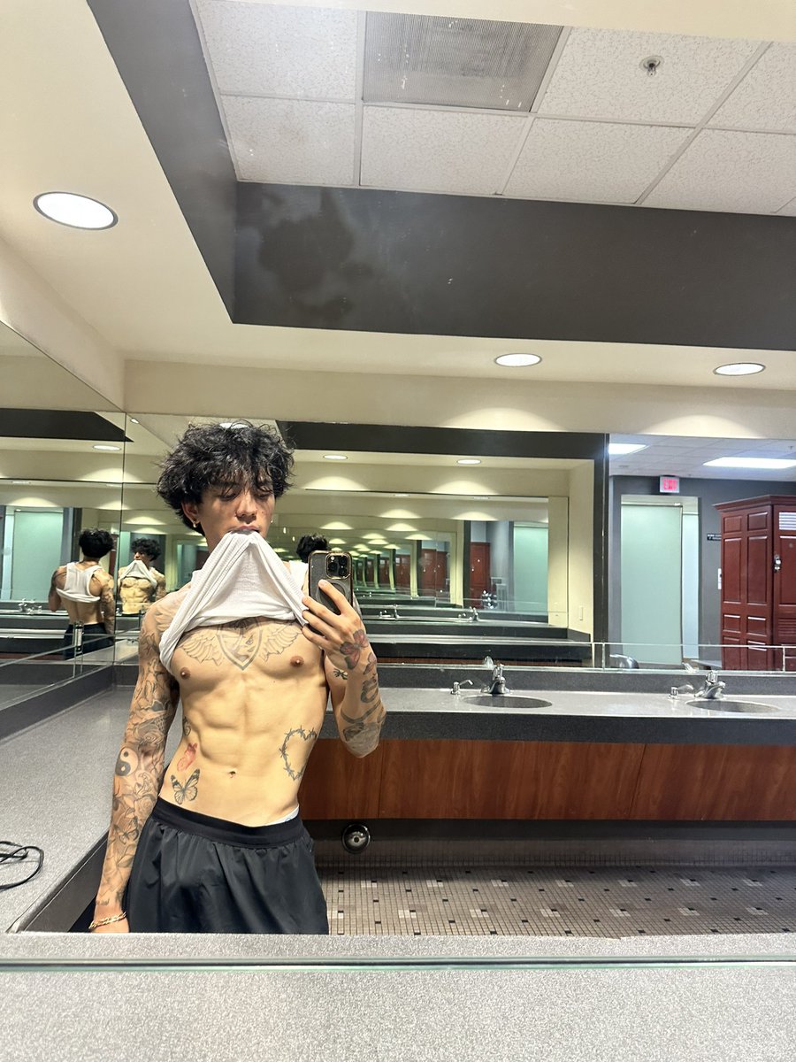 BIockaid's tweet photo. Bite me https://t.co/tS03Gn2FU8