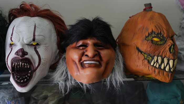 detikTravel's tweet photo. #Foto Halloween semakin dekat! Topeng-topeng unik mulai marak dijual di Bolivia. Yuk intip!🎃✨

>> https://t.co/GeQWWPhniz

Foto: AP Photo/Juan Karita

#detikTravel #Halloween #seram #topeng #bolivia https://t.co/LQAR3v6Qdf