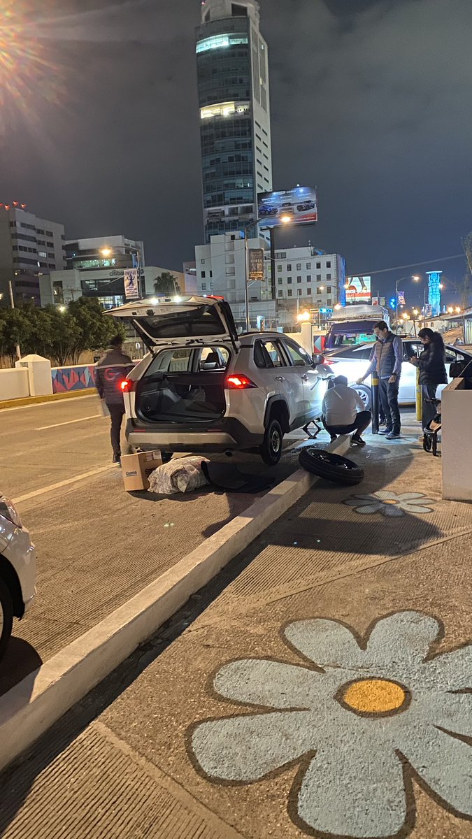 MironTerron's tweet photo. Lamentable lo que está pasando en #Puebla, el robo de autopartes ya es algo cotidiano , y las autoridades no hacen nada , a unos pasos de  la fuente de los frailes y avenida  Av Juarez . https://t.co/c3ePsI5FZk
