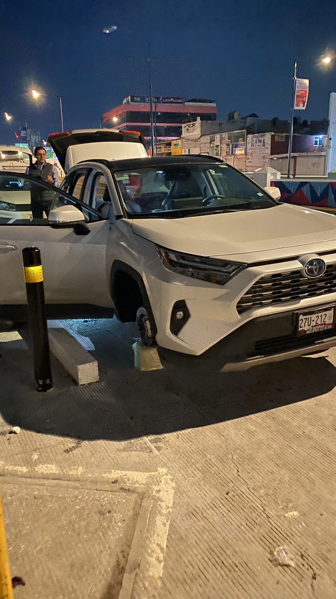 MironTerron's tweet photo. Lamentable lo que está pasando en #Puebla, el robo de autopartes ya es algo cotidiano , y las autoridades no hacen nada , a unos pasos de  la fuente de los frailes y avenida  Av Juarez . https://t.co/c3ePsI5FZk