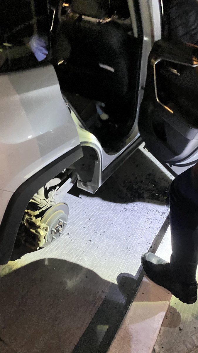 MironTerron's tweet photo. Lamentable lo que está pasando en #Puebla, el robo de autopartes ya es algo cotidiano , y las autoridades no hacen nada , a unos pasos de  la fuente de los frailes y avenida  Av Juarez . https://t.co/c3ePsI5FZk