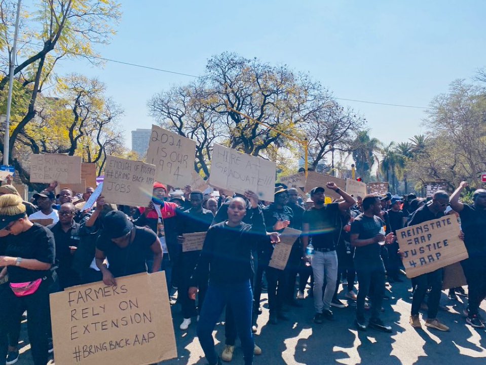 AssistantPracti's tweet photo. Reinstating Assistant Agricultural Practitioners isn't just a choice; it's a necessity for sustainable agriculture. @DOAgov_ZA, when will you respond? @Treasury_RSA, when will funding be allocated? #UnemployedAgricPractitioners 

@jsteenhuisen https://t.co/RjY3ZRCJTE