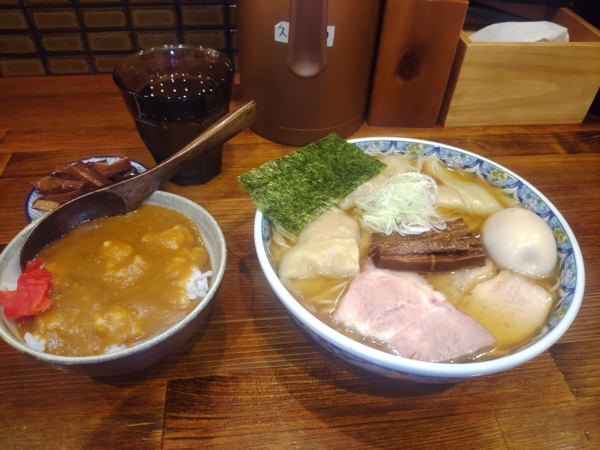 basikengt1984's tweet photo. 奈つやの中華そば(下丸子)　
もちもち雲呑の味玉中華そばに茶碗カレー
スープまで完飲出来るほどの美味しさ😋
カレーもめちゃくちゃ好みで美味しかった。 https://t.co/1Hpi9HPKxI