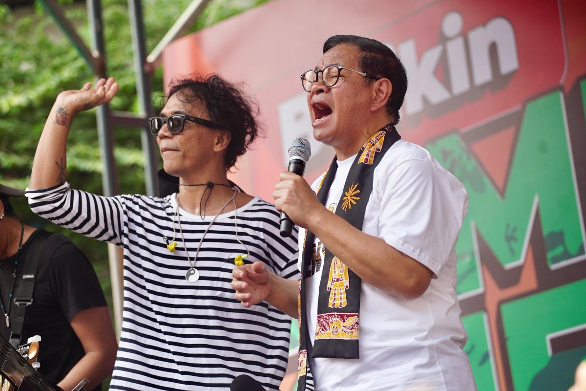 Zoulidiya_LZ's tweet photo. Bernyanyi bersama Slank di kawasan Rusun Marunda, Cilincing, Jakarta Utara, Mas @pramonoanung ternyata Slanker ni gaes ๐ค๐ค๐ค #JakartaMenyala #slanker https://t.co/JYT0jqM3jw
