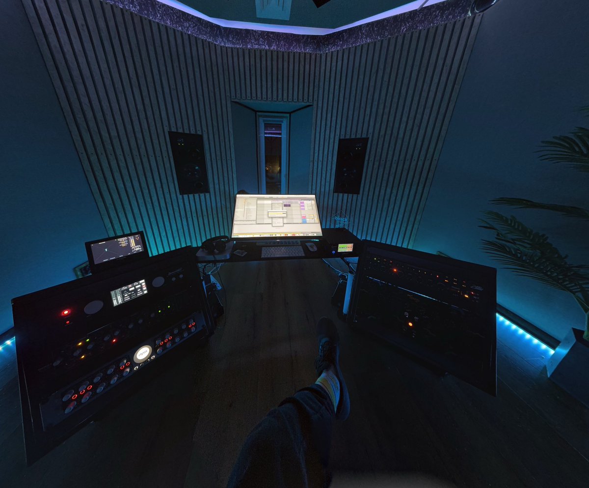 blackviewstudio's tweet image. 🛸Professional Mastering from: 25€ 

Sendn me 📧: info @ blackviewstudio . com

Online professional mastering &amp;amp; stem mastering of streaming music, vinyls and cd's for artists, producers and labels, in electronics music and others.

#mixandmastering
#blackviewstudio