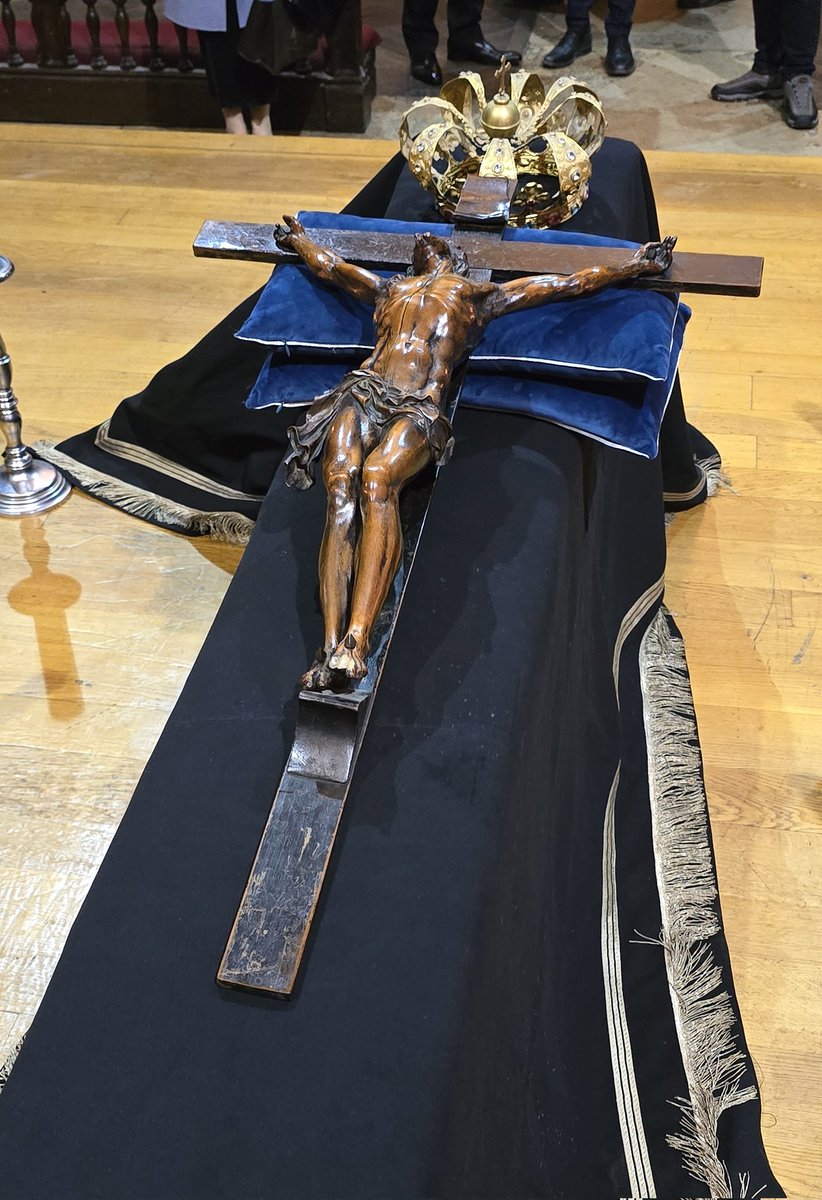 Crucifix personnel de Marie-Antoinette présenté durant la messe à la mémoire de la reine en ce 16 octobre 2024 à Paris. Très beau et solennel moment. Très priant.
  🙏 #MarieAntoinette