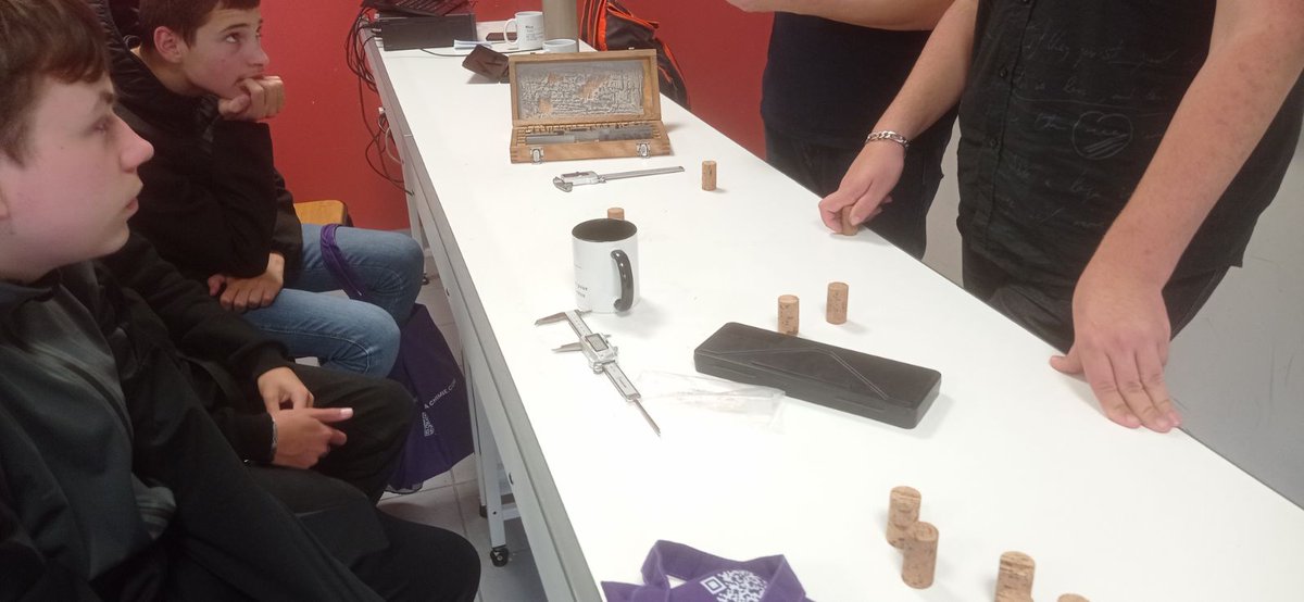 La fête de la science a été l occasion pour deux classes de 3emes de participer au village de la chimie a Armentieres : découvertes des métiers de la chimie et de l industrie, rencontre des bts, expérimentations... Merci aux enseignants impliqués