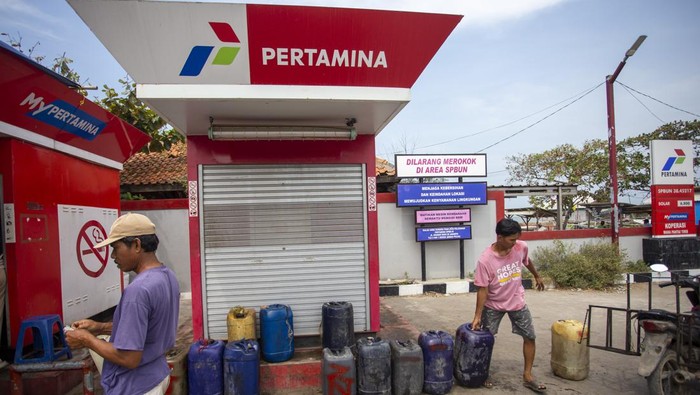 detikfinance's tweet photo. #Foto Pembangunan SPBUN terus diperbanyak. Hal ini untuk mempermudah nelayan mengakses solar subsidi melalui program Solar untuk Koperasi Nelayan (Solusi).
>> https://t.co/0wtLLJTjjh
Foto: ANTARA FOTO/Dedhez Anggara
#detikfinance #SolarSubsidi #Nelayan https://t.co/0RiFyxd3ht