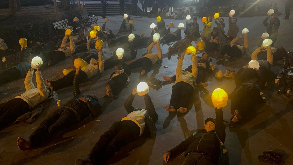 GazeteAlinteri's tweet photo. ✅ Fernas işçileri direnişleriyle müzakere yolunu açtı

🔺Bağımsız Maden-İş @bagimsizmadenis) üyesi Fernas işçileri, direniş sonucu müzakere yolunun açıldığını, şirket yetkilileriyle beş işçiden oluşan heyetin cuma günü Soma'da bir görüşme gerçekleştireceklerini, bu nedenle bugün saat 13:00'de Kurtuluş Parkı'ndan Soma'ya doğru yola çıkacaklarını, müzakere yolunun açılmasıyla açlık grevine de saat 00:00 itibariyle ara verdiklerini duyurdu.

🔺Yapılan açıklamada, kendi talepleriyle süreçte inisiyatif alan DEM Partili Meclis Grup Başkanı Sırrı Süreyya Önder'in davetiyle Fernas patronu Ferhat Nasıroğlu ve AKP Grup Başkanı Abdullah Güler arasında Meclis'te bir görüşme gerçekleştiği, bu görüşme sonucu müzakere yolunun açılmasında mutabık kalındığı kaydedildi.

🔺Fernas işçileri Ankaralı emekçileri saat 13:00'te uğurlamaya, Somalıları da saat 21:00'de karşılamaya davet ediyor.

Madenciler kazanacak!

#MadenciyeSes