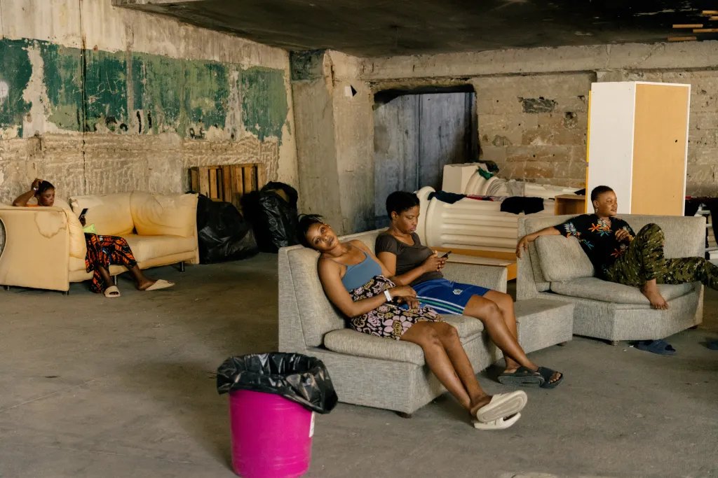Maja Janmyr (@myrmek) on Twitter photo Together with <a href="/jasminldiab/">Jasmin Lilian Diab</a>, I write for <a href="/alrawiyamag/">Al Rawiya Magazine</a> about how Israel's war on Lebanon has further alienated and marginalized migrants workers.
Thank you <a href="/Michelle3id/">Michelle</a> for giving us space and <a href="/alineldeschamps/">aline deschamps</a> for stunning photos. 🙏
al-rawiya.com/unprepared-and… Together with <a href="/jasminldiab/">Jasmin Lilian Diab</a>, I write for <a href="/alrawiyamag/">Al Rawiya Magazine</a> about how Israel's war on Lebanon has further alienated and marginalized migrants workers.
Thank you <a href="/Michelle3id/">Michelle</a> for giving us space and <a href="/alineldeschamps/">aline deschamps</a> for stunning photos. 🙏
al-rawiya.com/unprepared-and…