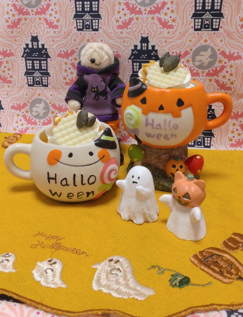 Mimi3_12's tweet photo. 🐰ハロウィンが近づいてきたねぇ。今日のおやつはかぼちゃのプリンだよぉ！ https://t.co/a0PK5pyOFd