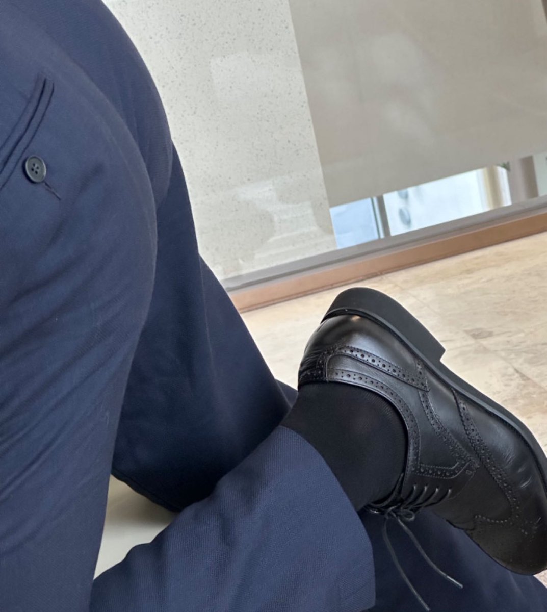 正装黑袜太诱人了，就这面前直戳我xp，再多一秒就要忍不住了😍 #黑袜 #正装