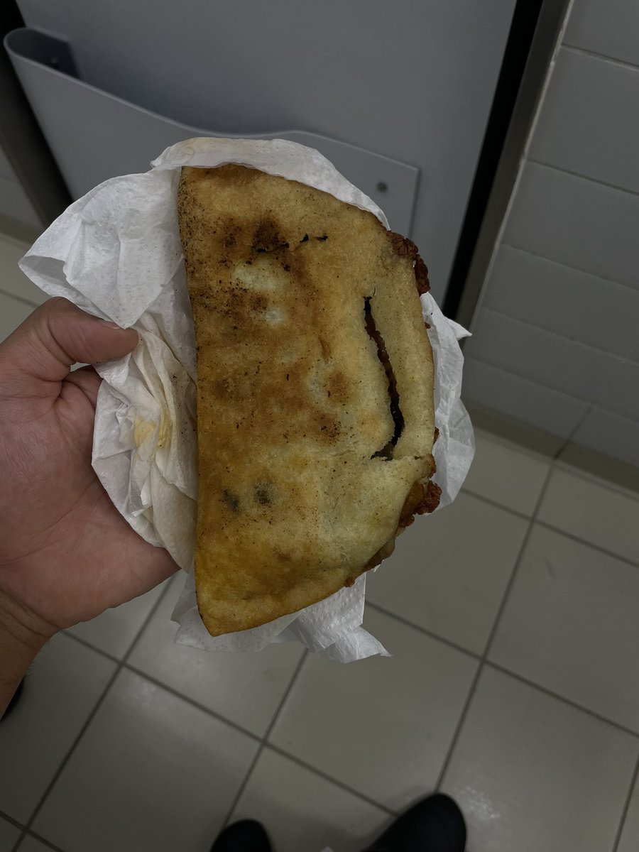 marck_cisneros's tweet photo. Hoy recibí este regalo quisas no es la más bonita más fue hecha por un brasileño por lo cual hay que apreciar el empeño… https://t.co/KyaBk6WhLY