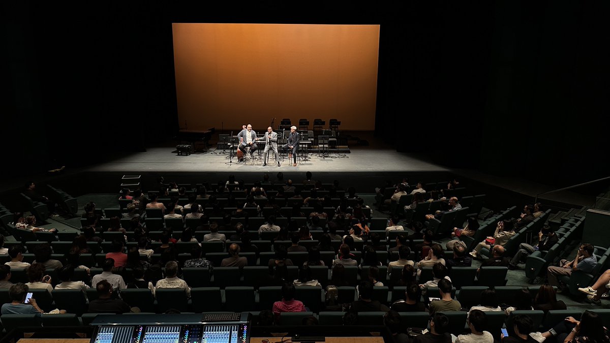 wyntonmarsalis's tweet photo. Carlos Henriquez and I are answering questions from the talented students at the Hong Kong Academy for Performing Arts @HKAPA, with @inakisandoval, Dean of the School of Music, moderating https://t.co/9HTTBcYgZ6