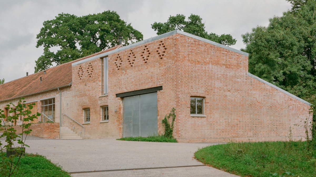 RIBA South/South East (@ribasoutheast) on Twitter photo 👏 Congratulations to our Stephen Lawrence Prize 2024 winner <a href="/clemblakemore/">Clementine Blakemore</a> for Wraxall Yard, Dorset!
Explore the winning project: ow.ly/beYC50TMNan
#RIBAawards 👏 Congratulations to our Stephen Lawrence Prize 2024 winner <a href="/clemblakemore/">Clementine Blakemore</a> for Wraxall Yard, Dorset!
Explore the winning project: ow.ly/beYC50TMNan
#RIBAawards