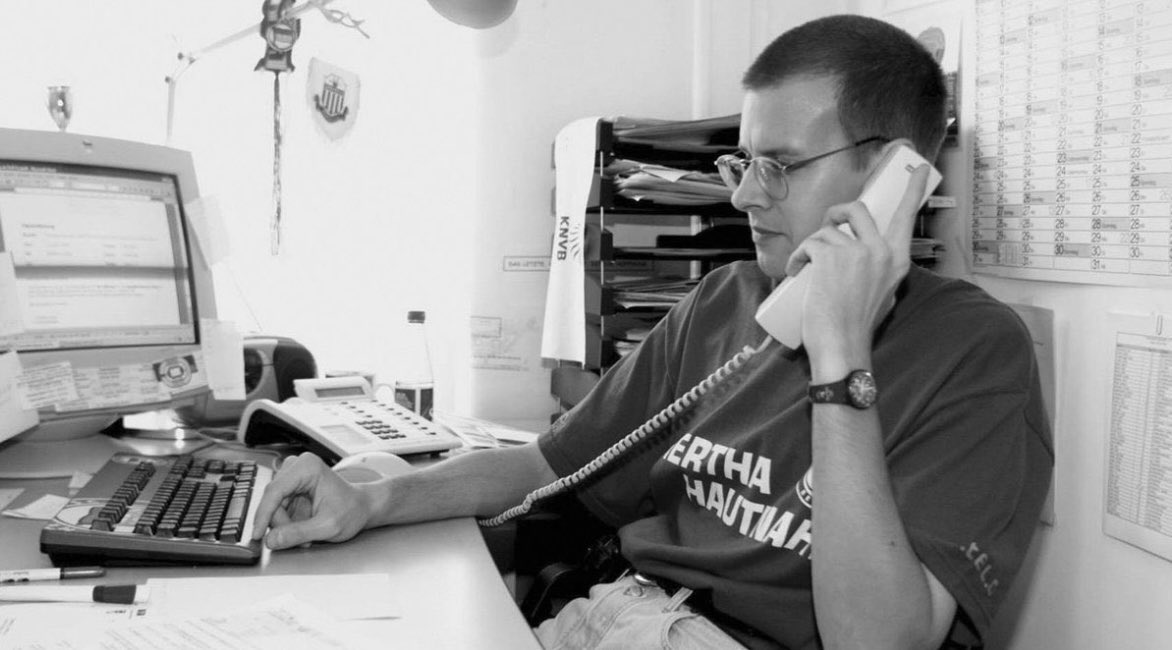 In Gedenken an Carsten Grab.
Heute vor 24 Jahren wählte er den #Freitod. Wir denken an Dich. RIP #Spreebär 

#CarstenGrab <a href="/Fanhilfe_Hertha/">Fanhilfe Hertha BSC</a> <a href="/fanhilfebfc/">Fanhilfe BFC e.V.</a> <a href="/HerthaBSC/">Hertha BSC</a>
<a href="/BFCDynamo/">BFC Dynamo</a> <a href="/Eisbaeren_B/">Eisbären Berlin</a>
@FKOstkurve <a href="/bfcfanbeirat/">BFC Fanbeirat</a> #bfc #herthabsc #eisbären
#fanbogenbleibt