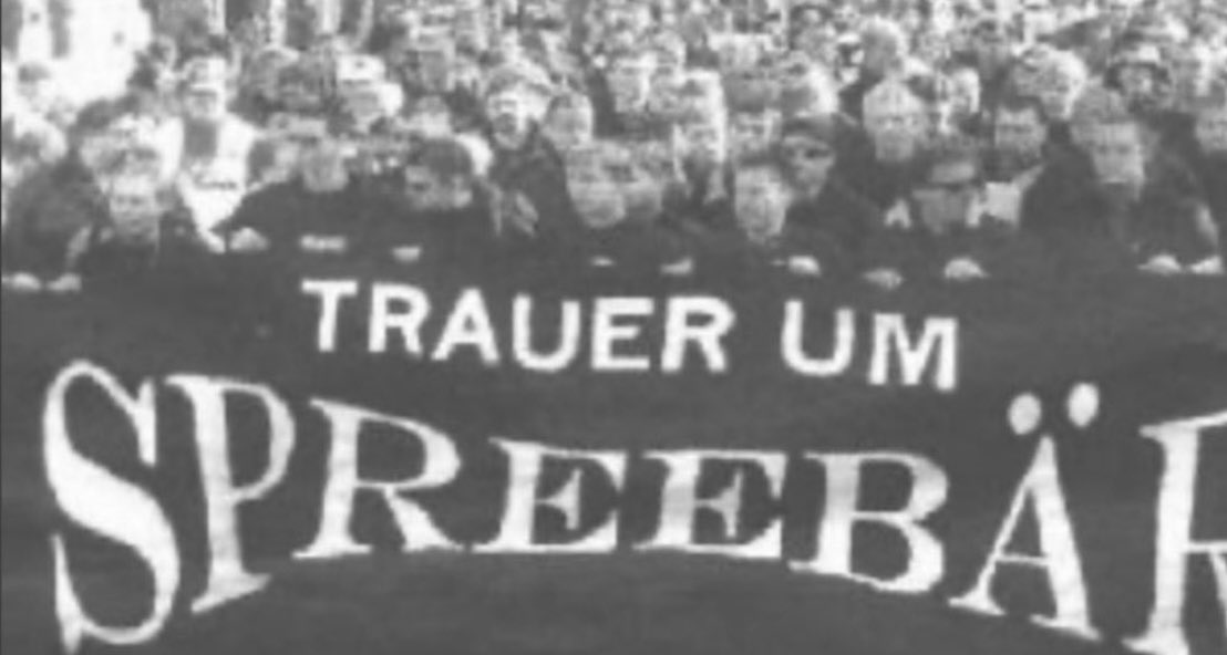 renelauberlin's tweet photo. In Gedenken an Carsten Grab.
Heute vor 24 Jahren wählte er den #Freitod. Wir denken an Dich. RIP #Spreebär
#CarstenGrab @Fanhilfe_Hertha @fanhilfebfc @HerthaBSC
@BFCDynamo @Eisbaeren_B
@FKOstkurve @bfcfanbeirat #bfc #herthabsc #eisbären
#fanbogenbleibt https://t.co/lVWMgyM9dw